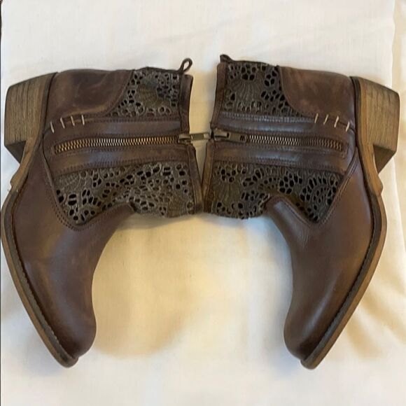 MUSSE & CLOUD DISTRESSED EYELET / LEATHER … - Picture 6 of 12